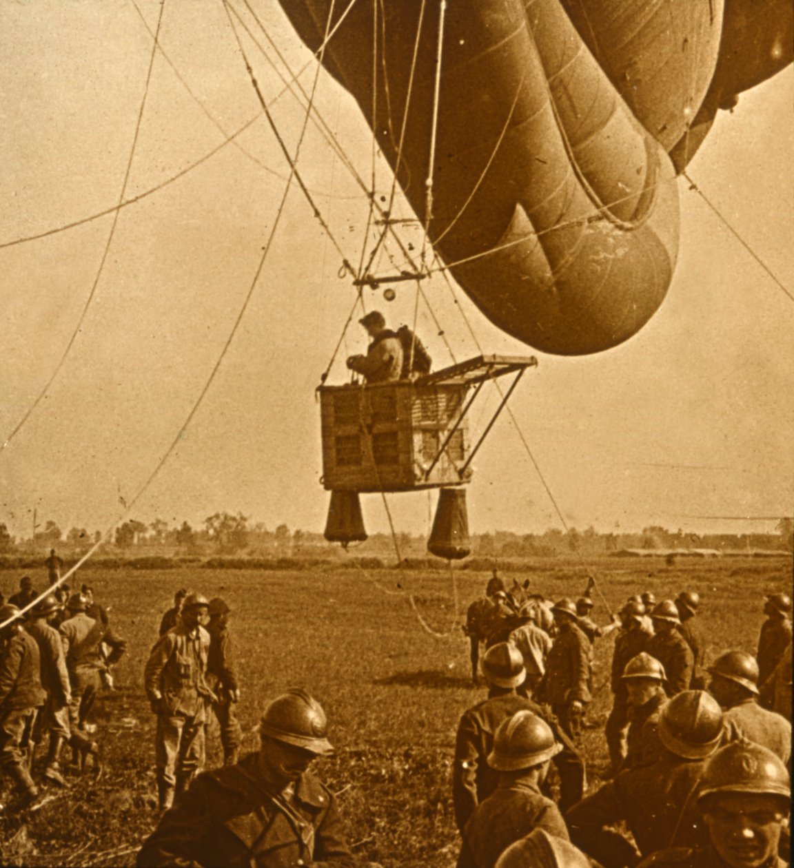 Bir baraj balonundan düşman pozisyonlarının gözlemlenmesi, c1914-c1918 by Unbekannt