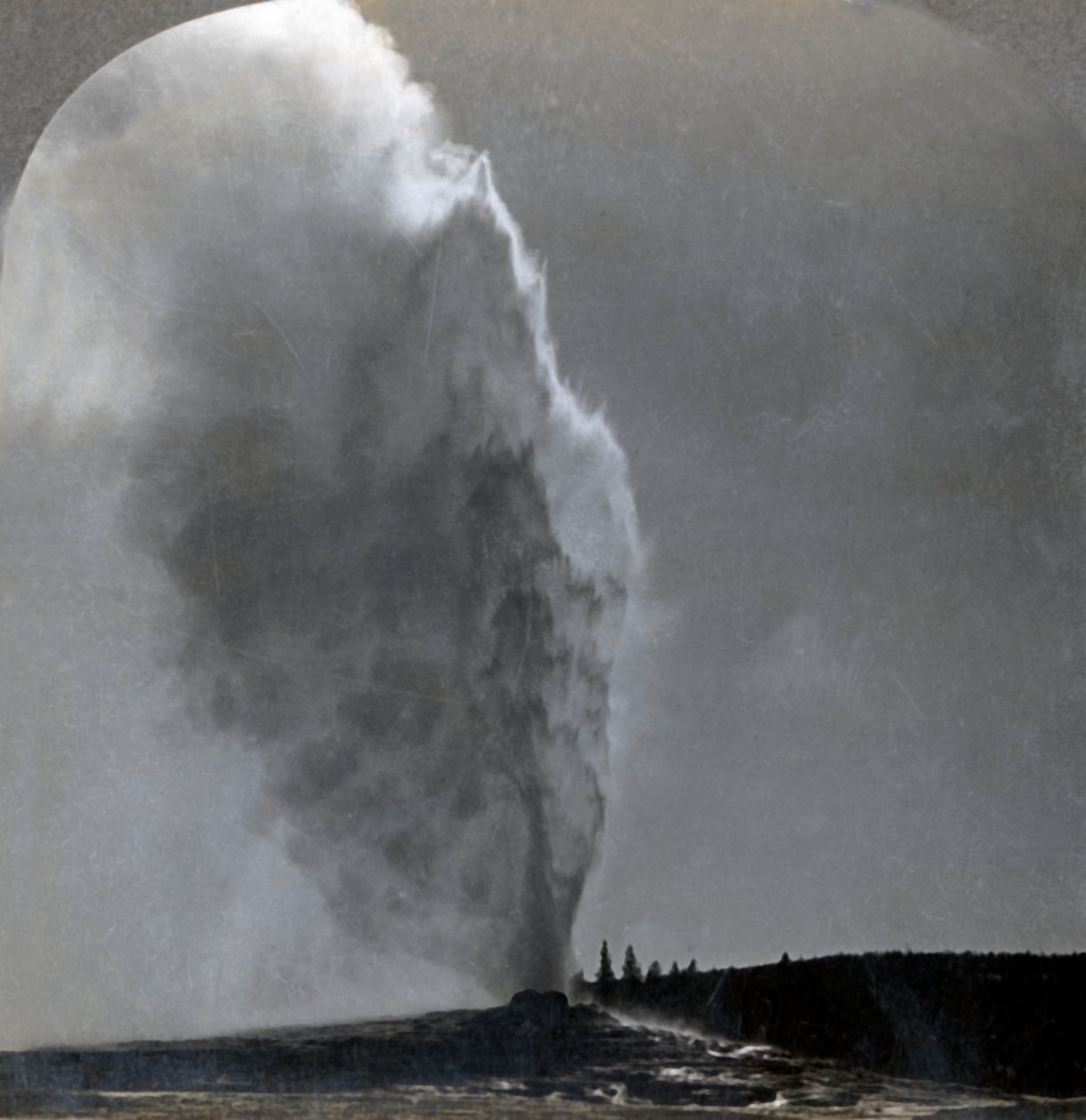 Old Faithful, Gayzer Kraliçesi, Yellowstone Ulusal Parkı, Wyo., ABD, 1904. by Unbekannt