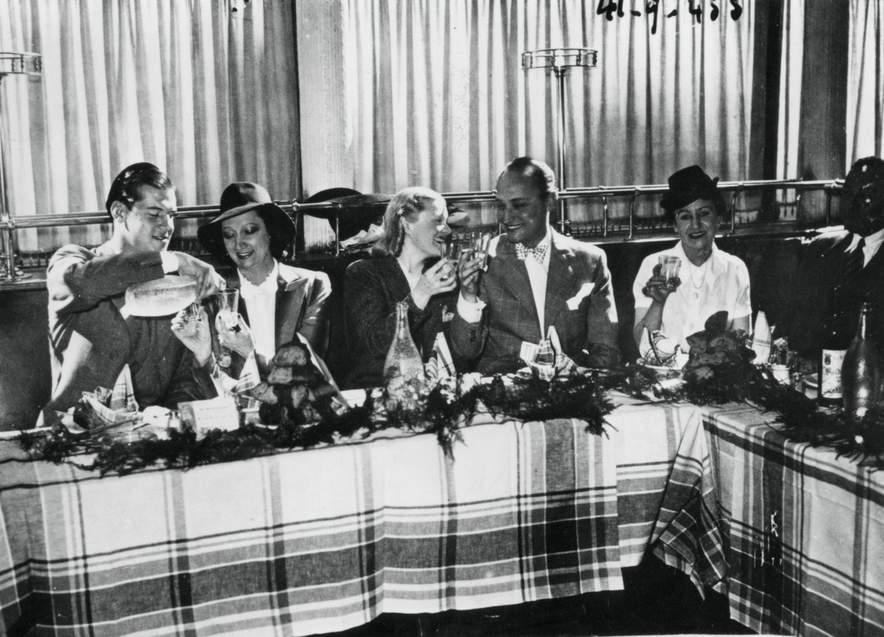 Popüler Fransız şarkıcılar tarafından bir restoranın açılışı, Paris, Eylül 1941 by Unbekannt
