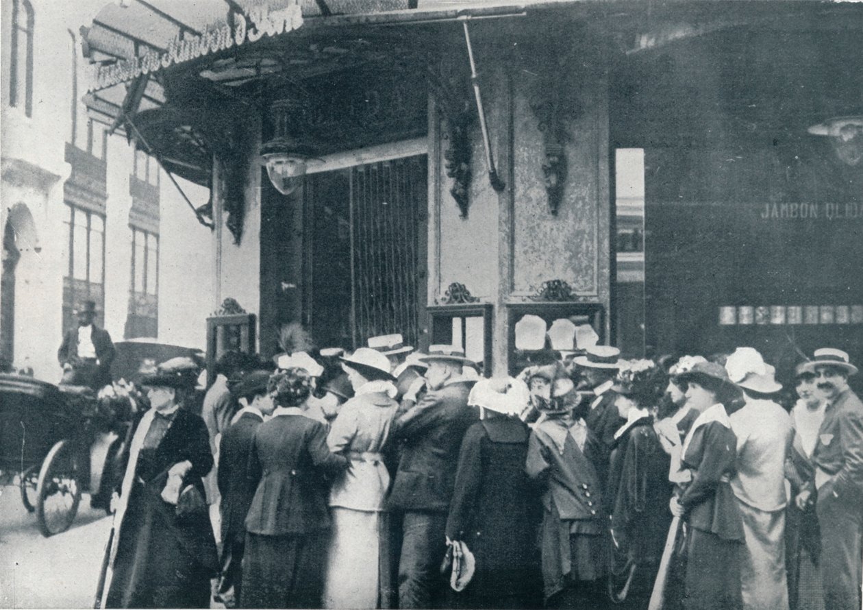 Paris erzak dükkânlarından birinin dışında, şehrin kuşatılmasından korkulduğunda, c1914 by Unbekannt