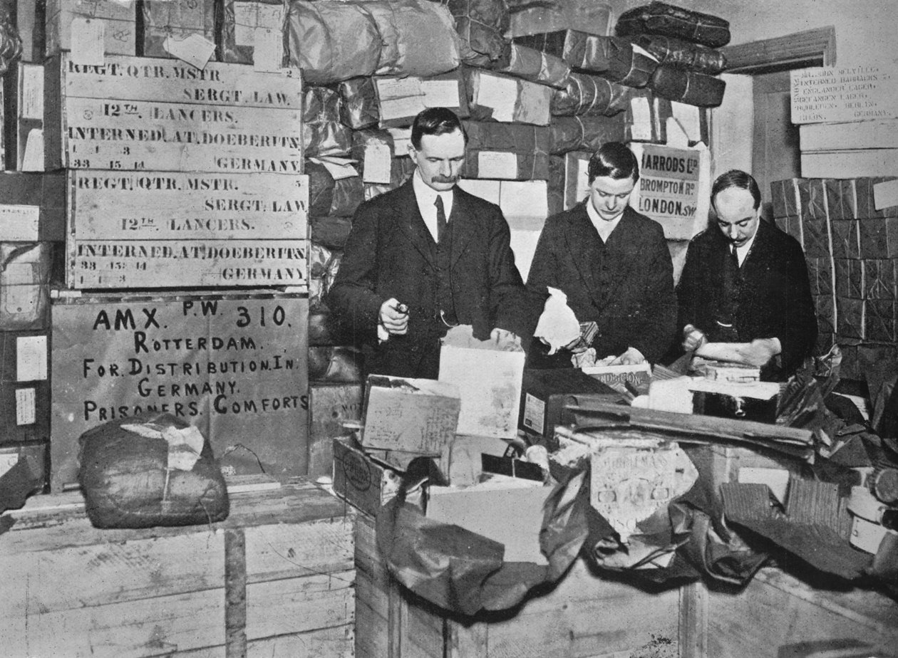 Almanya'daki İngiliz mahkumlara gönderilmek üzere hediye paketleme, 1915 by Unbekannt