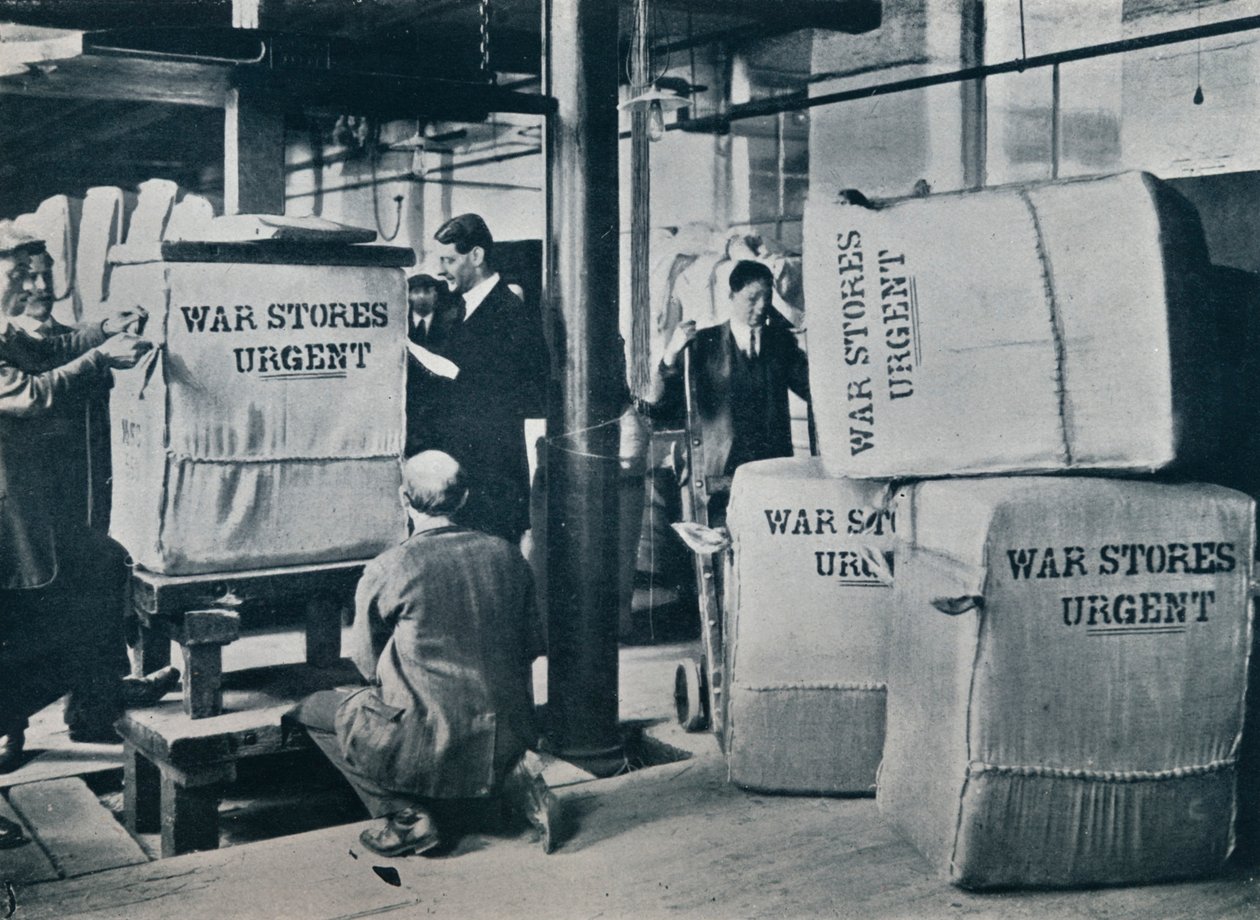 Hükümete gönderilmek üzere haki balyalarının paketlenmesi, c1914 by Unbekannt