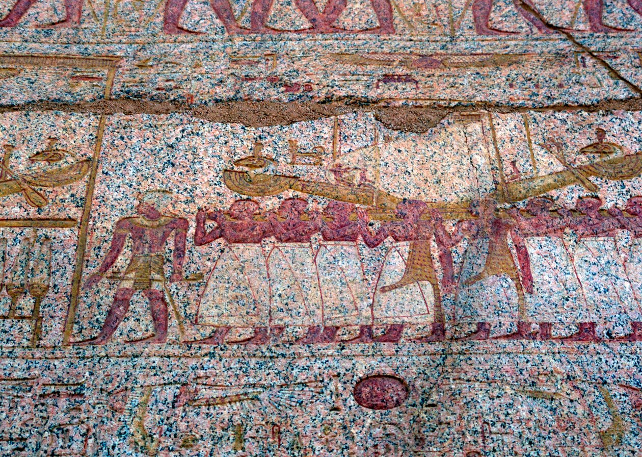 Bir alayda taşınan Ra güneş teknesini gösteren boyalı kabartma, Eski Mısır by Unbekannt