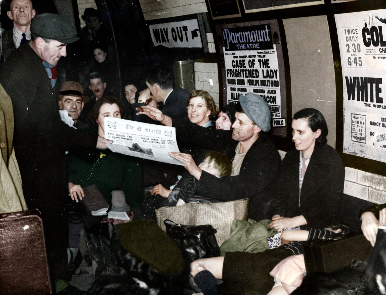Yeraltında kağıt satıcısı, Londra, 1940 dolayları by Unbekannt