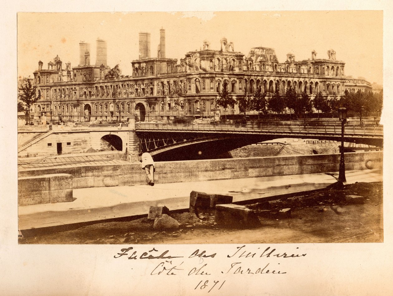 Paris Komünü (1871): Mayıs 1871 yangınından sonra Arcole köprüsü ve Hotel de Ville