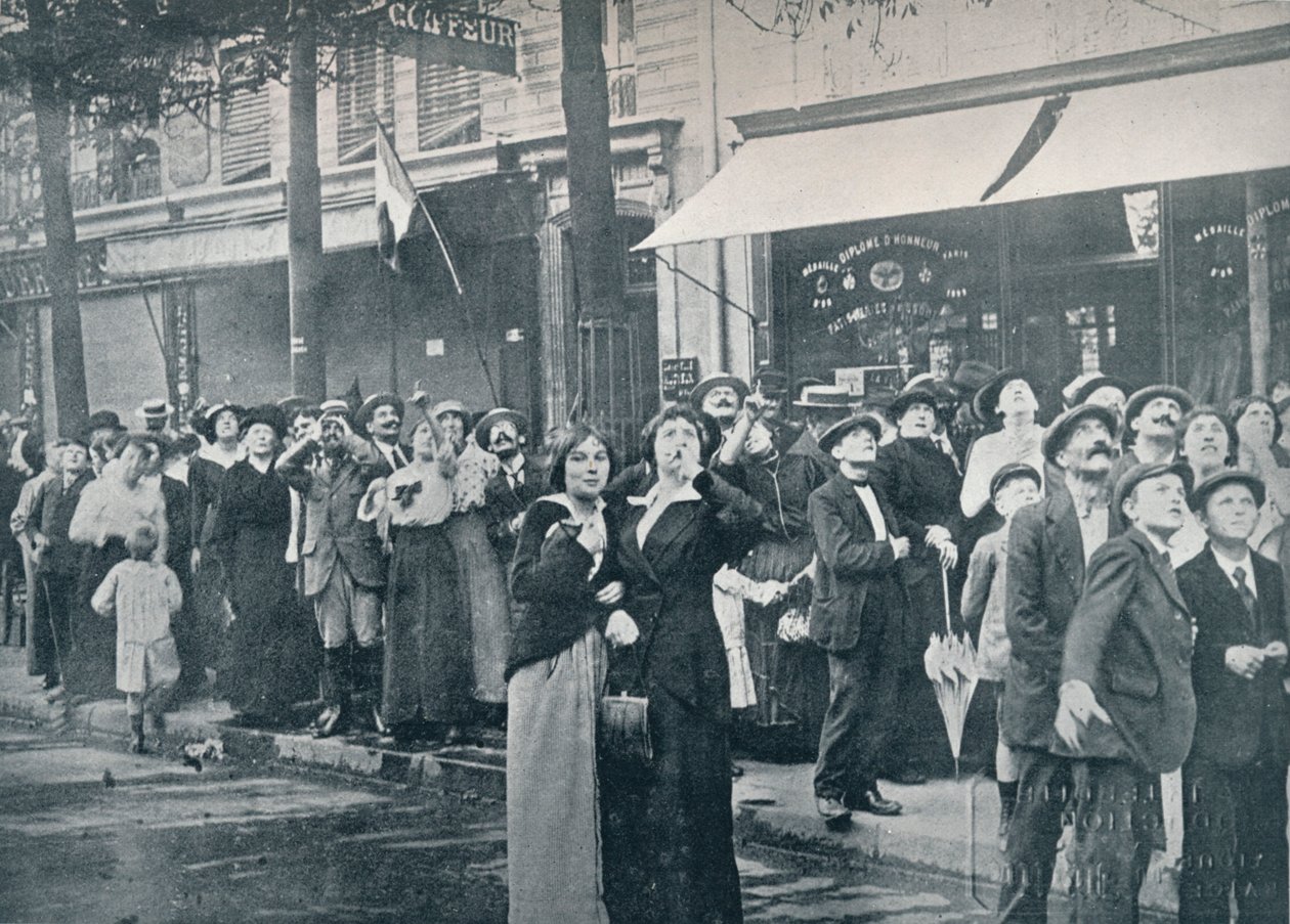 Paris kalabalığı, şehrin üzerinde uçan Alman uçaklarından birini izliyor, c1914 by Unbekannt