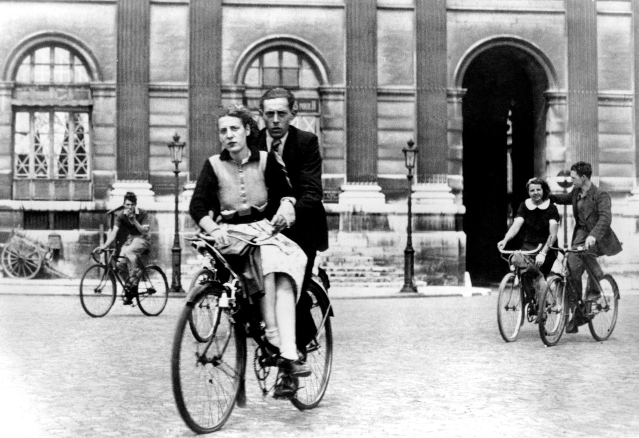 Bisikletle seyahat eden Parisliler, Alman işgali altındaki Paris, Temmuz 1940 by Unbekannt