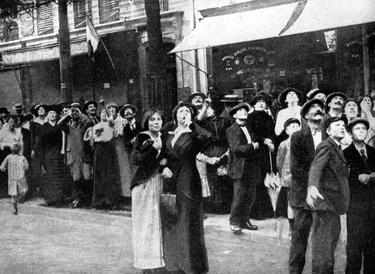 Bir Alman uçağını izleyen Parisliler, Birinci Dünya Savaşı, 1914 by Unbekannt