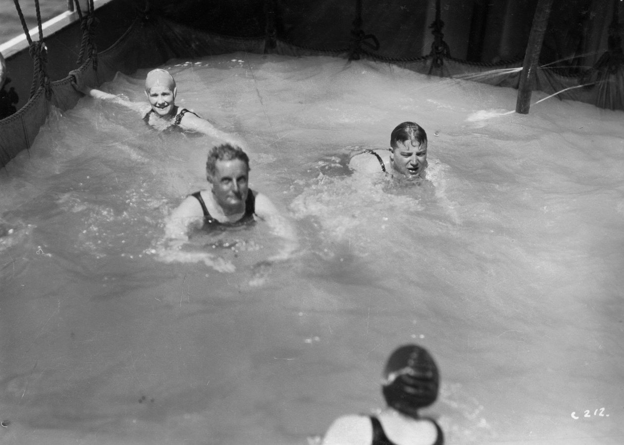 Yolcu gemisinde yüzme havuzundaki yolcular, c1920s-c1930s by Unbekannt