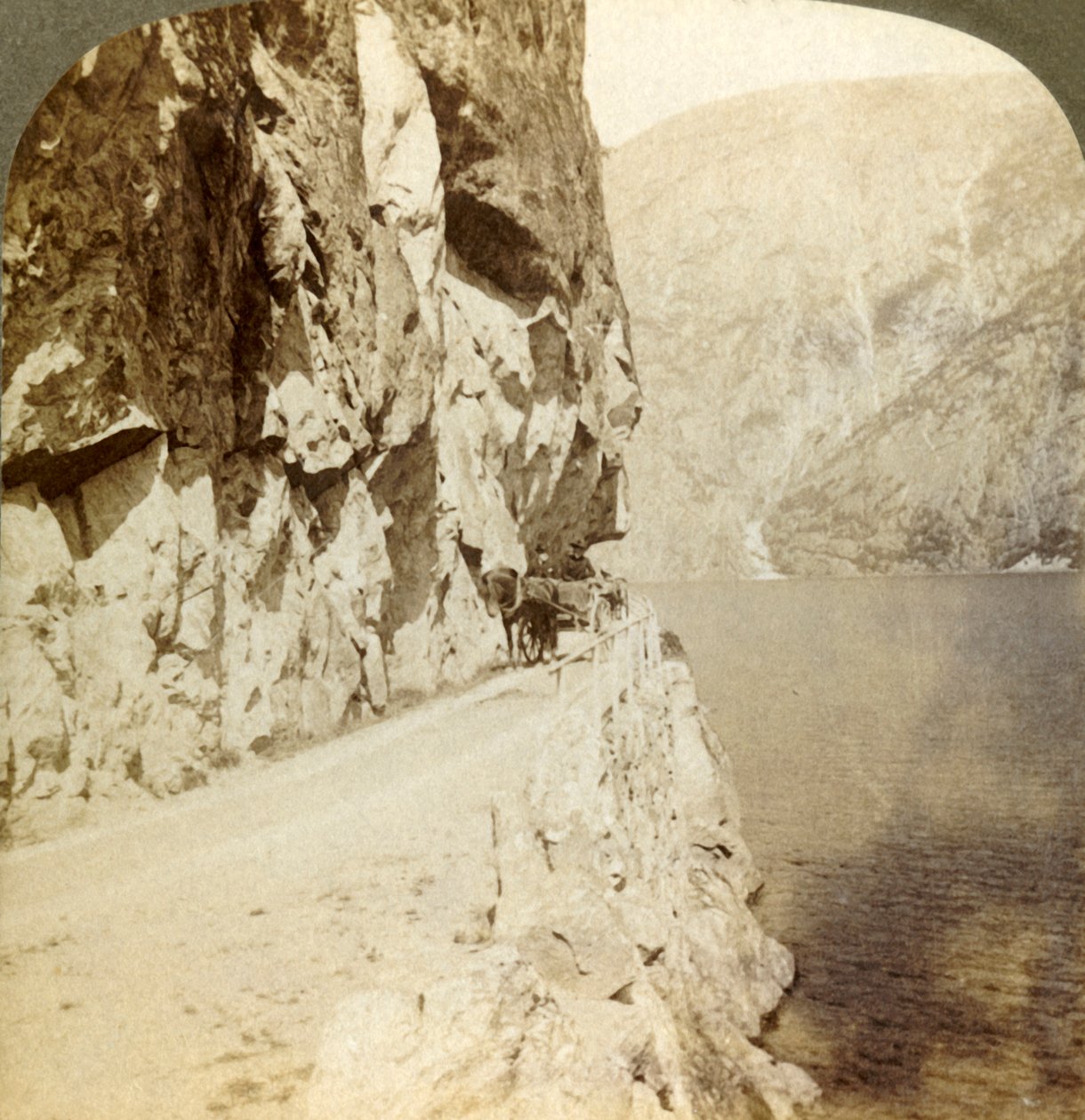 Yol, Oifjords Gölü çevresindeki bir yol için yükselen kayalıklardan fırladı, Norveç, 1905. by Unbekannt