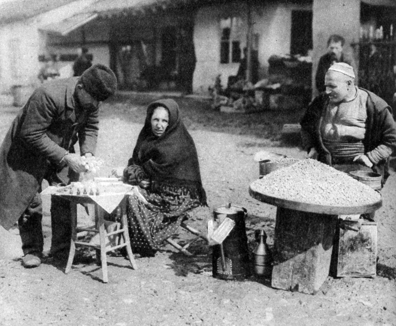 Fıstık ve koku satıcıları, Sofya, Bulgaristan, c1923 by Unbekannt