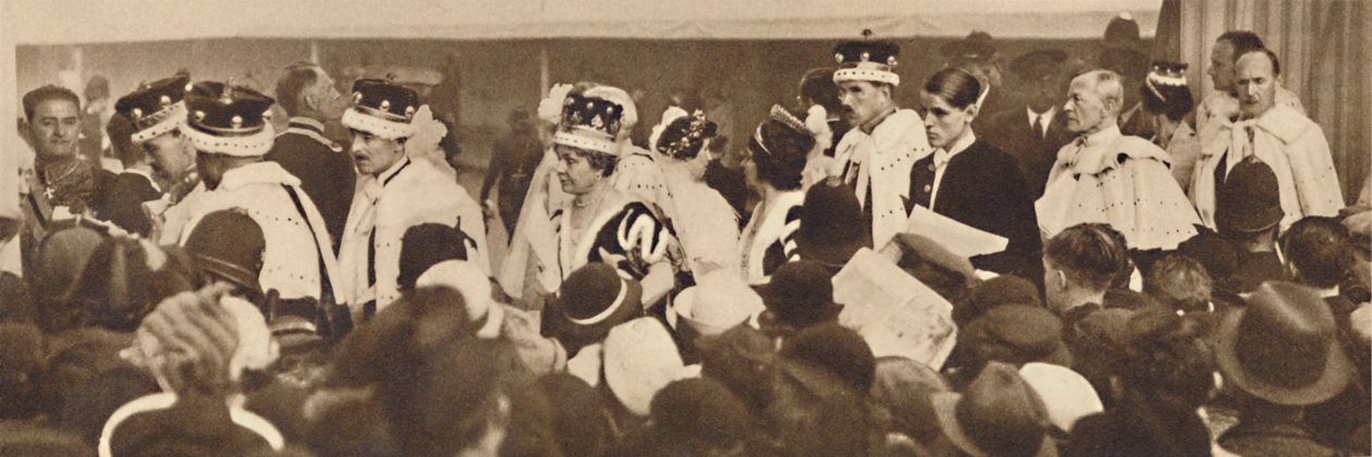 Akranlar Kalabalıktan Geçerek Arabalarını Arıyorlar, 1937 by Unbekannt