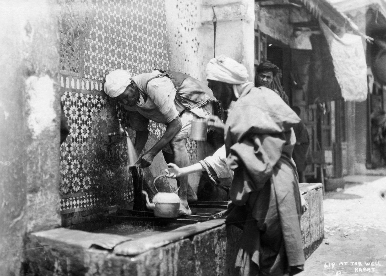 Bir kuyudan su toplayan insanlar, Rabat, Fas, c1920s-c1930s by Unbekannt