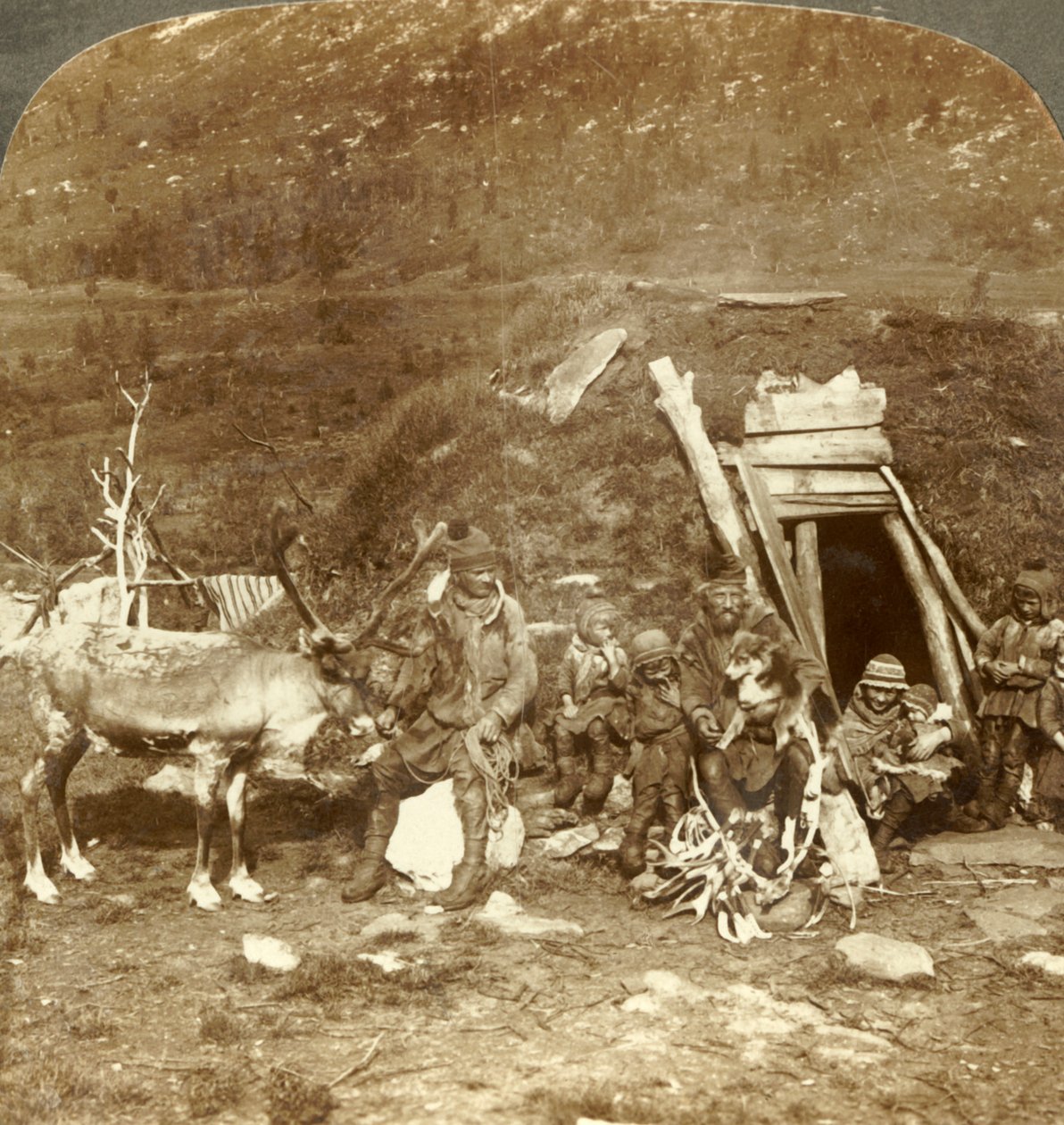Tromsoe, Norveç, c1905 yakınlarındaki soğuk North-Lapp evinin ve ailesinin insanları. by Unbekannt