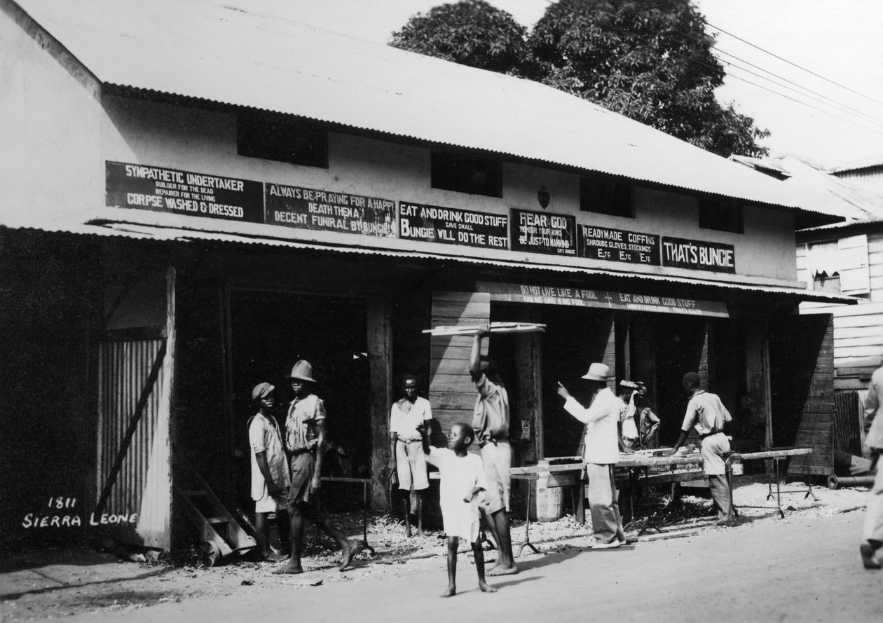 Bir cenaze evinin dışındaki insanlar, Sierra Leone, 20. yüzyıl by Unbekannt