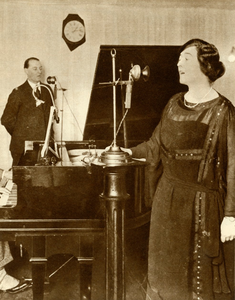 2LO'nun stüdyolarından birinde düet söyleyen sanatçılar, Savoy Hill, Londra, 1923, 1935. by Unbekannt