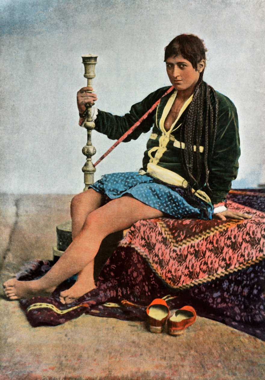 Persane Fumant Le Kalgan, Kalgan'da sigara içen İranlı kadın, 1900. by Unbekannt
