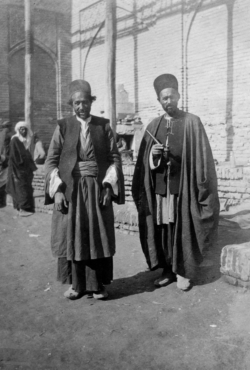 İranlı hacılar Kazimain camisinin dışında, Irak, 1917-1919 by Unbekannt
