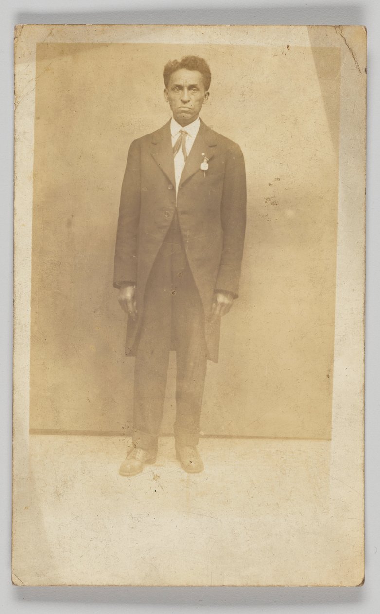 Takım elbiseli bir adamın fotoğrafik kartpostalı, 1904-1918. by Unbekannt