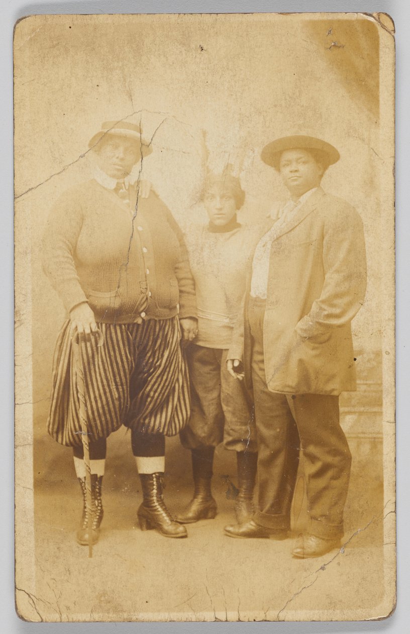 Kimliği belirsiz üç kadının fotoğraflı kartpostalı, 1904-1918. by Unbekannt