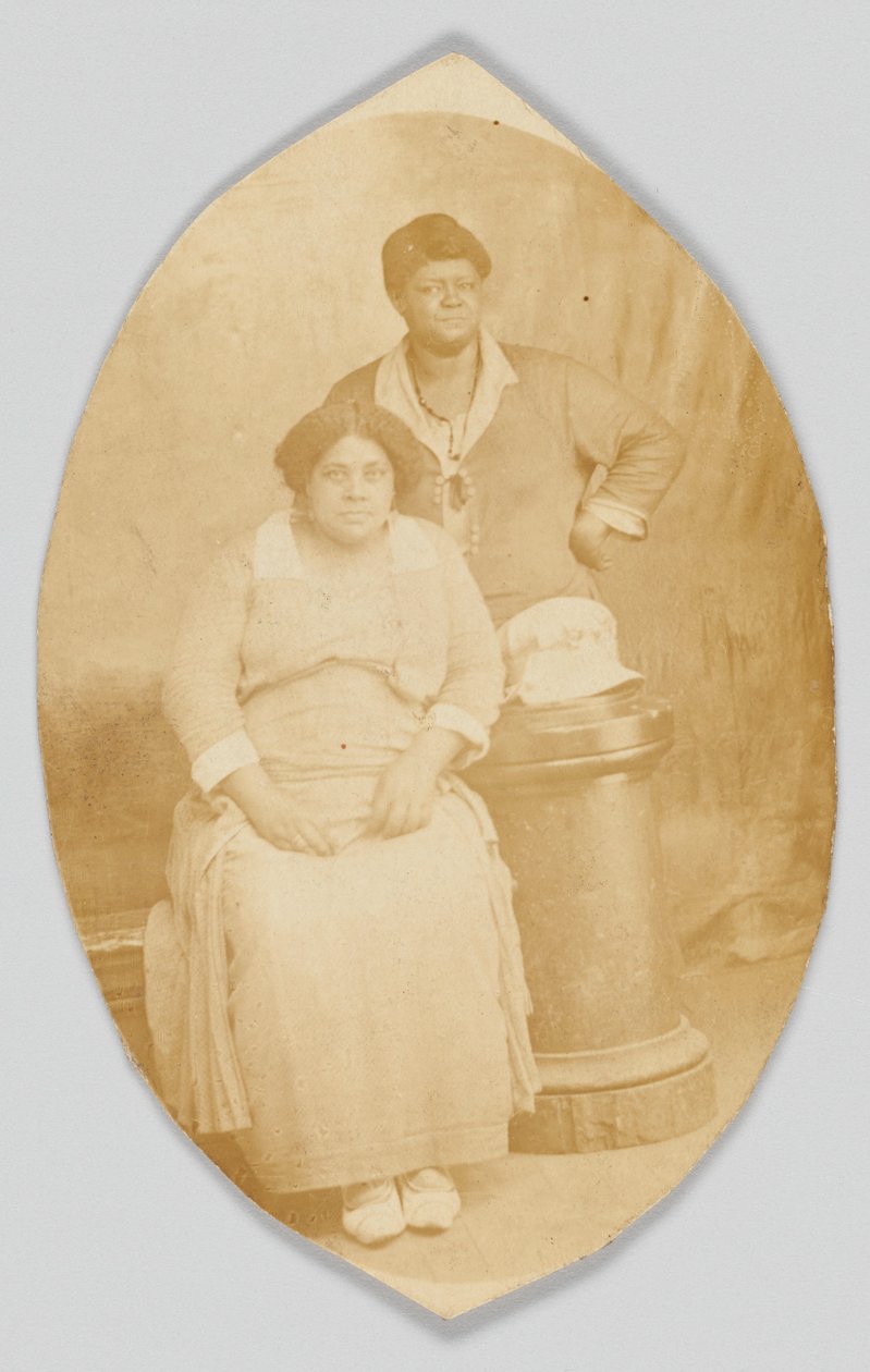 Kimliği belirsiz iki kadının fotoğrafik kartpostalı, 1918-1930. by Unbekannt