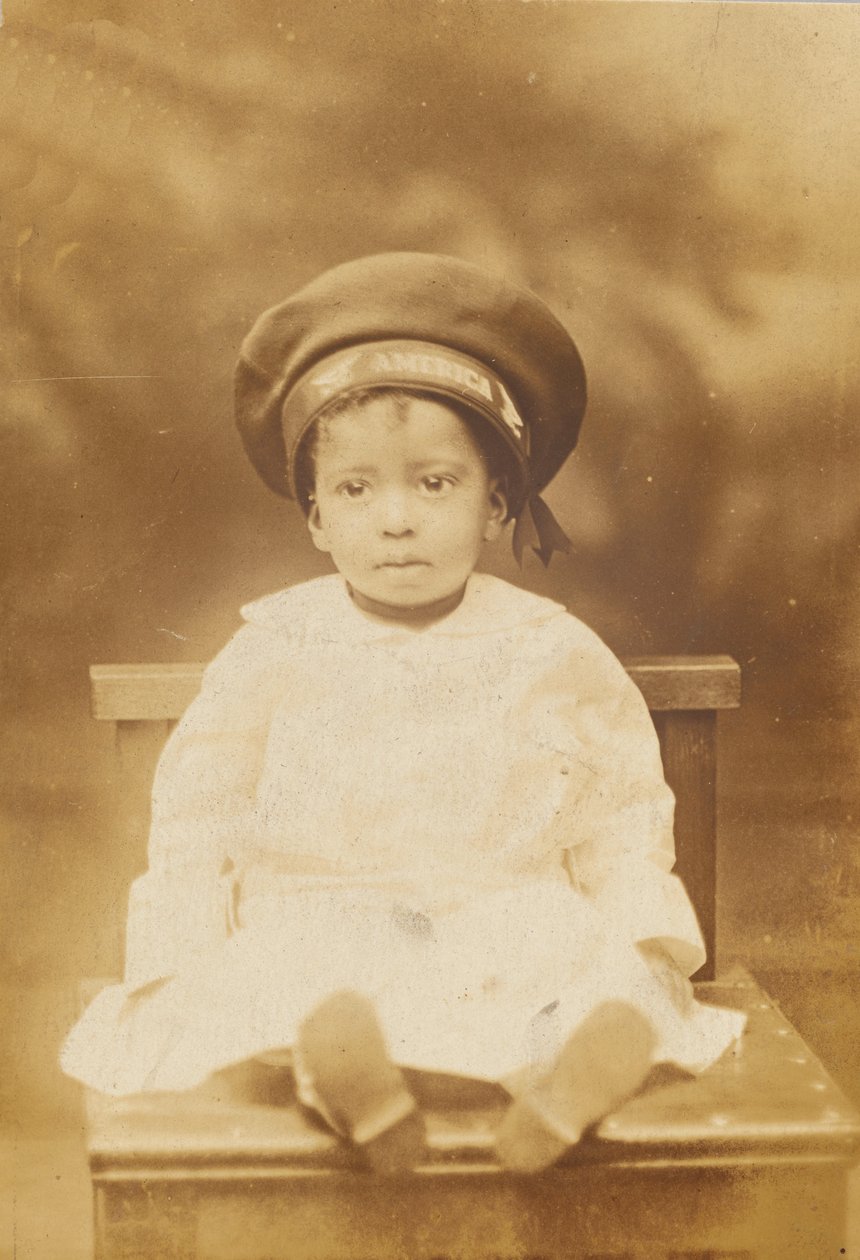 Küçük bir çocuğun resmini içeren fotoğrafik kartpostal, 1918-1930. by Unbekannt