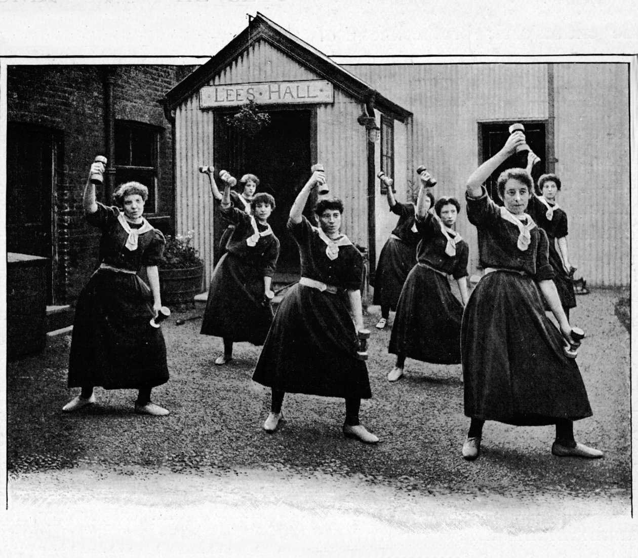 Canning Town Kadın Yerleşiminde fiziksel tatbikat, Londra, c1901 1901 by Unbekannt