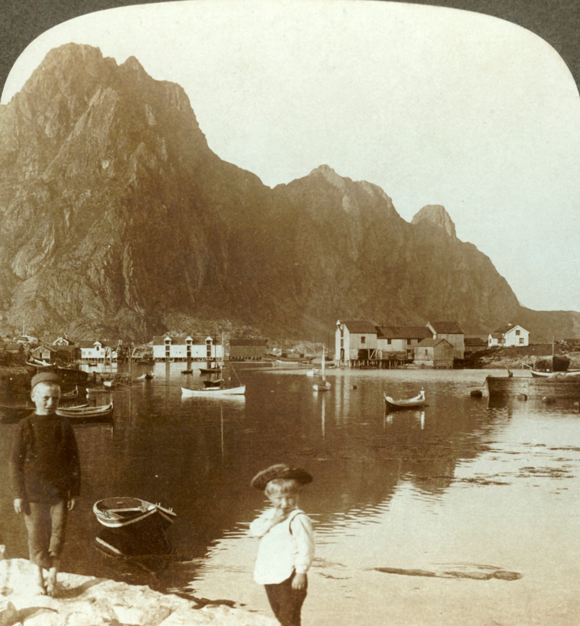Pitoresk Svolvaer, uzak kuzeydeki bir balıkçı istasyonu, Lofoten Adaları, K. Norveç, c1905. by Unbekannt