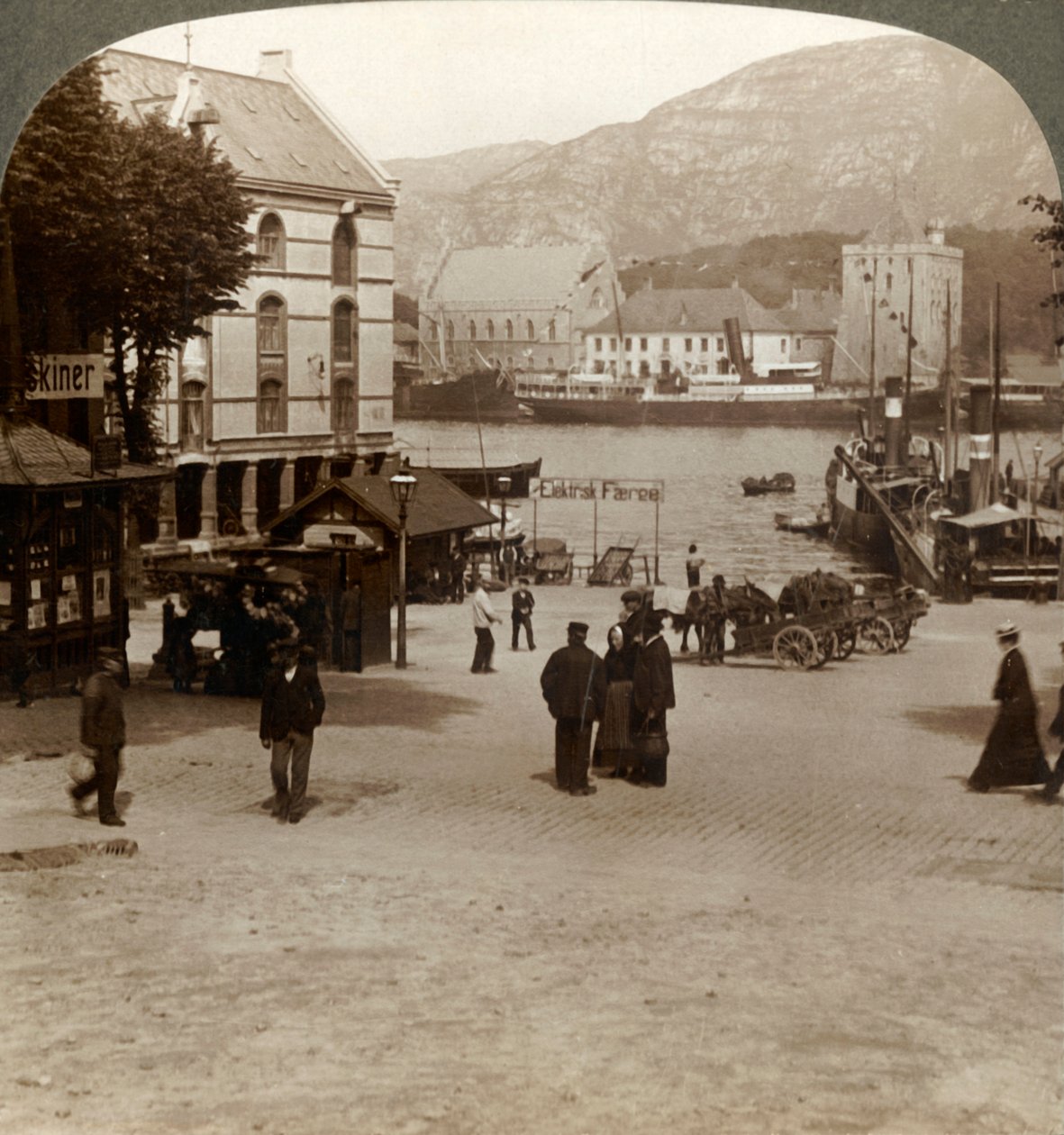Modern kasabadaki bir meydandan pitoresk eski Bergenhus kalesi, Bergen, Norveç, 1905. by Unbekannt