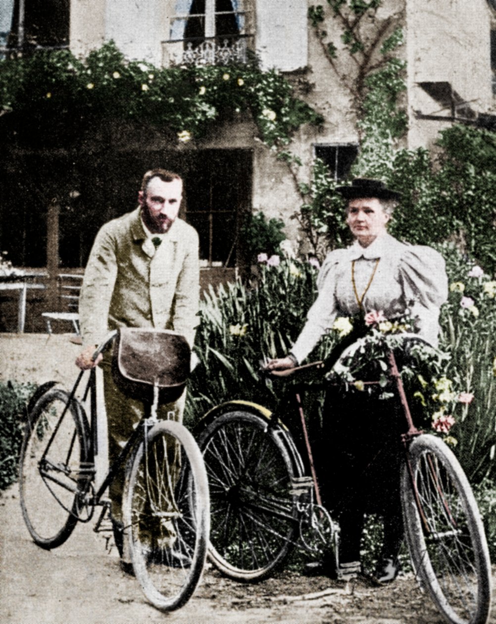 Fransız fizikçiler Pierre ve Marie Curie bisiklete binmeye hazırlanıyorlar by Unbekannt