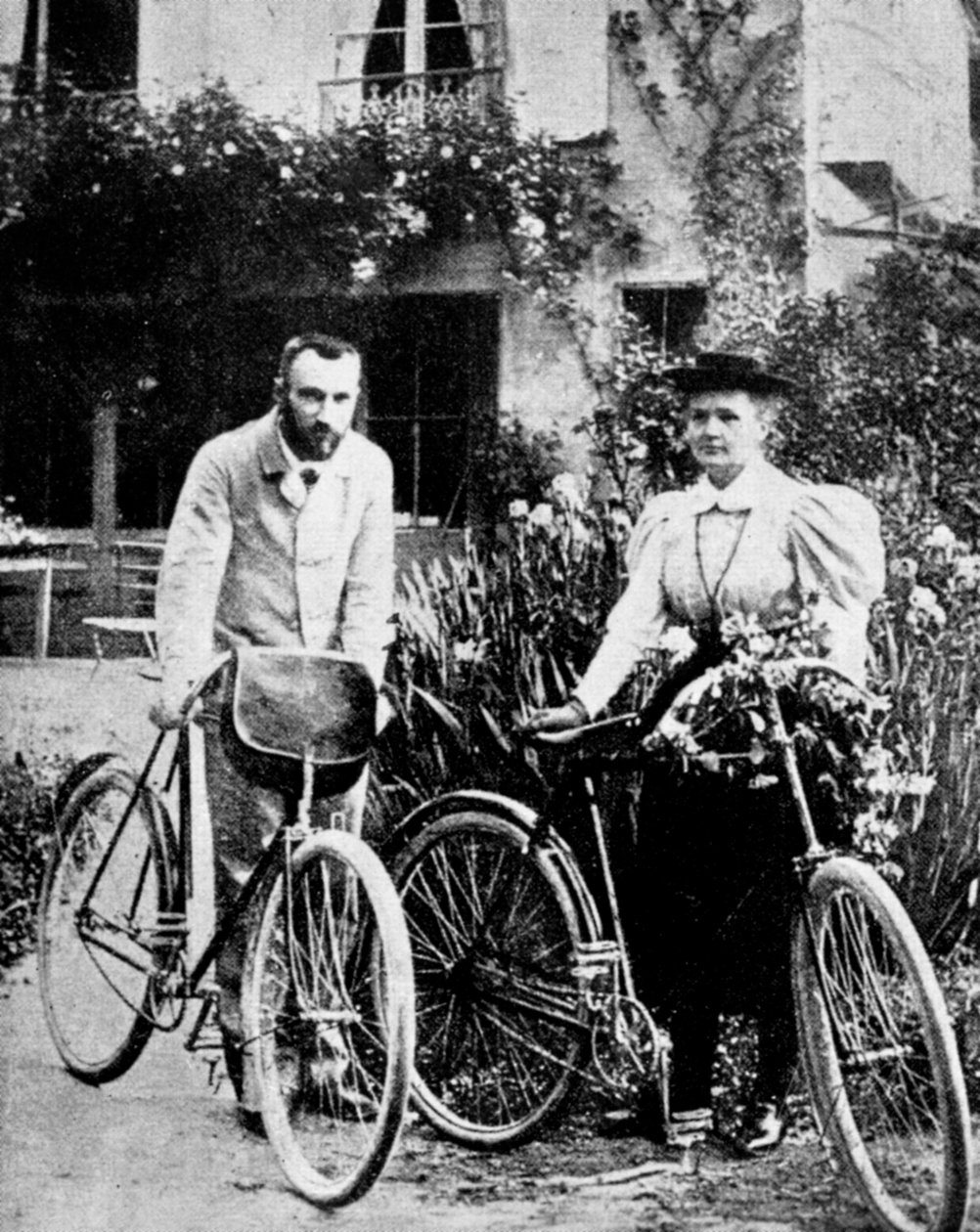 Fransız fizikçiler Pierre ve Marie Curie bisiklete binmeye hazırlanıyorlar by Unbekannt