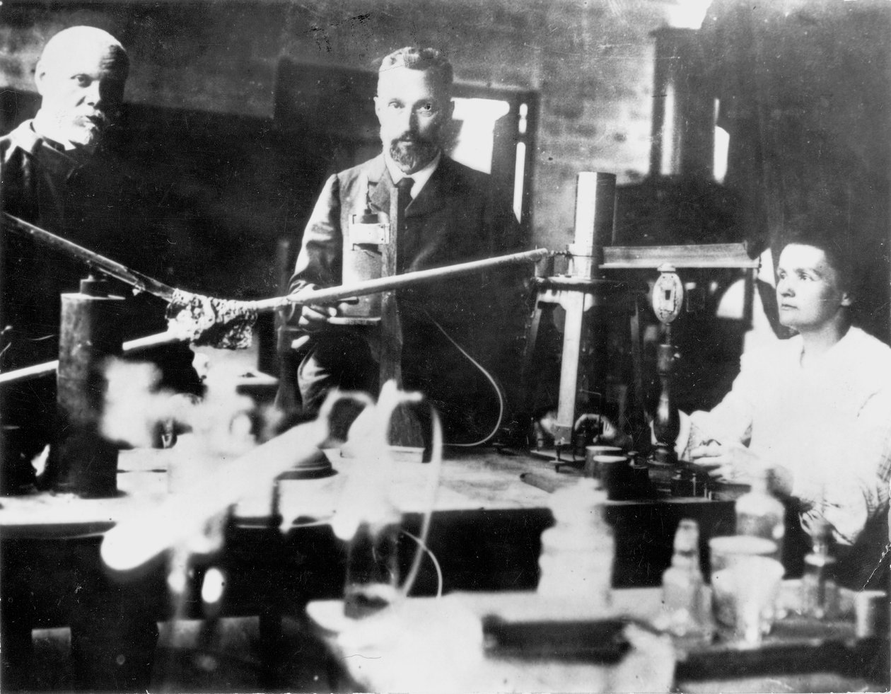 Fransız bilim adamları Pierre ve Marie Curie, laboratuvarda iş başında by Unbekannt