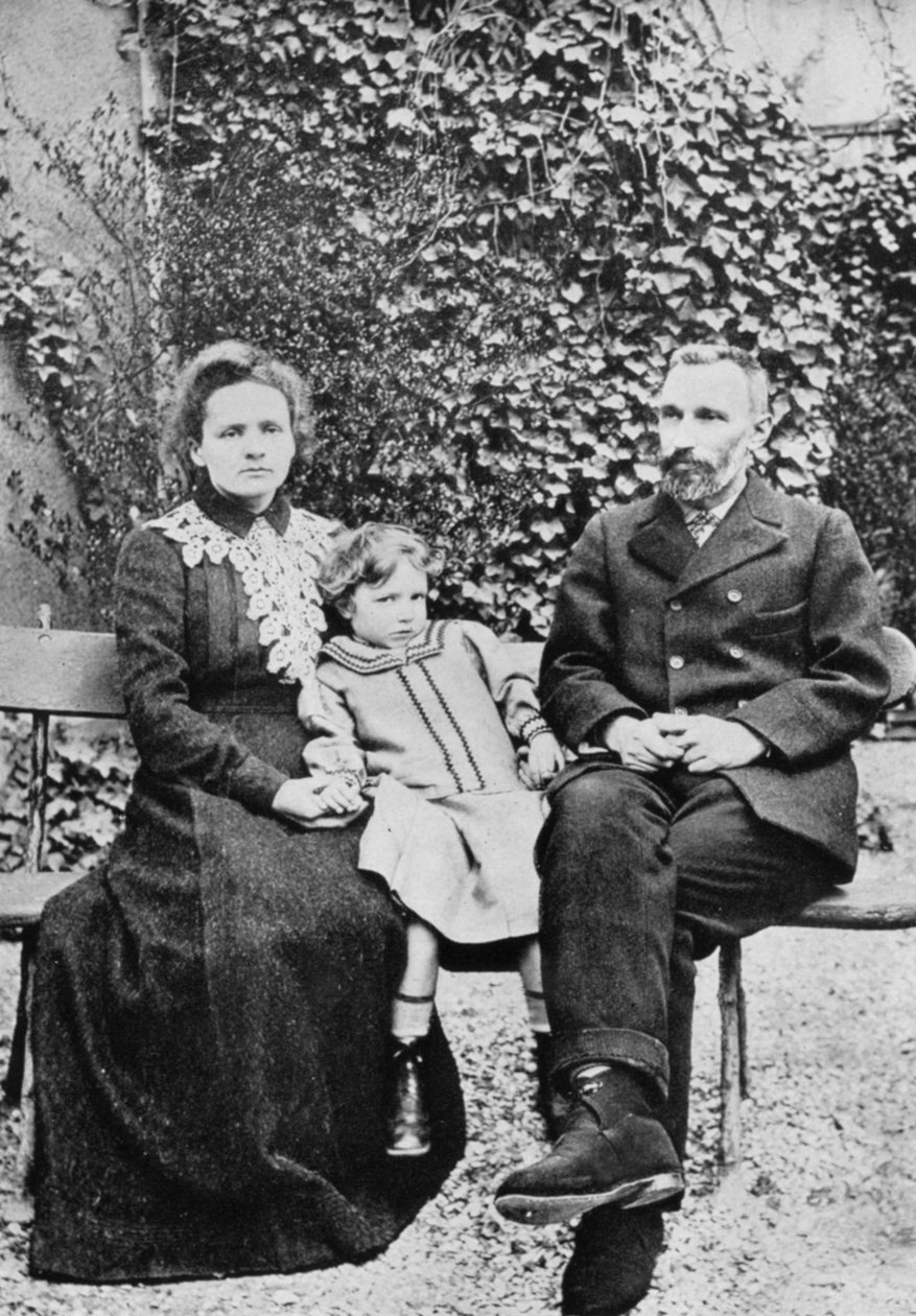 Fransız bilim adamları Pierre ve Marie Curie, kızları Irene ile birlikte, 1904 by Unbekannt