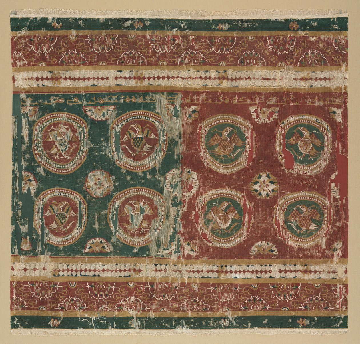 Arapça yazıtlı yastık kılıfı, 800