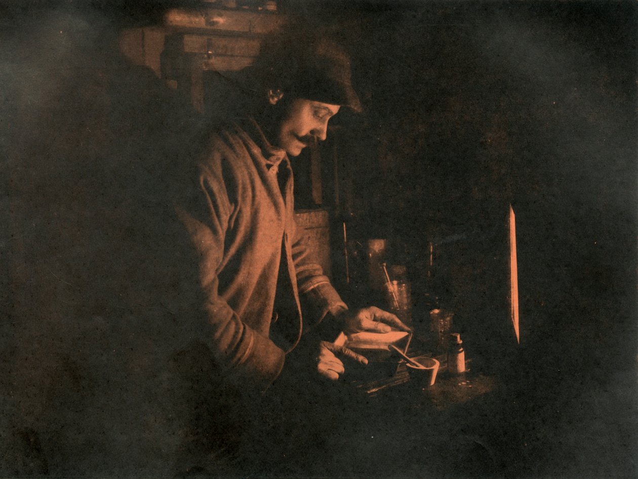 Ponting Karanlık Odada Bir Plaka Geliştirmek, c19101913, 1913. by Unbekannt