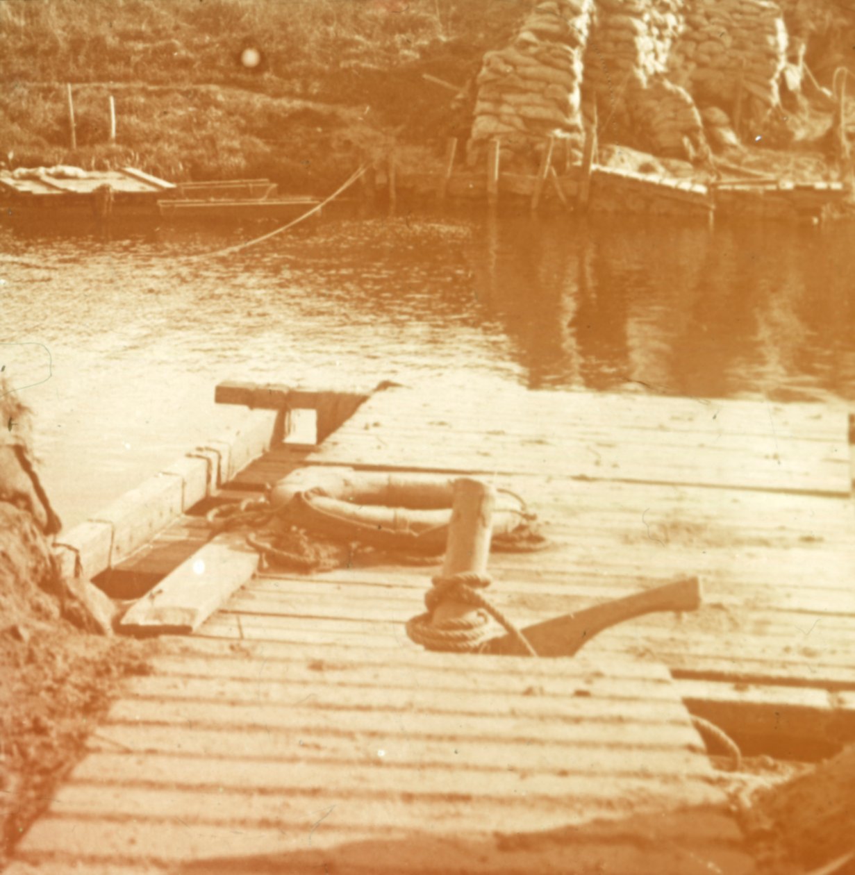 Nehir kıyısındaki gönderi, Diksmuide, Belçika c1914-c1918 by Unbekannt