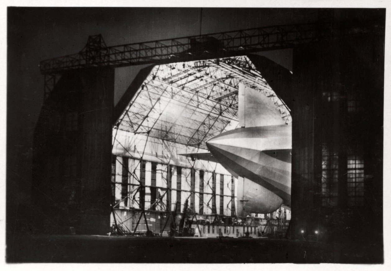 Bir gece uçuşu için hazırlıklar, Zeppelin LZ 127 Graf Zeppelin, 1933 by Unbekannt