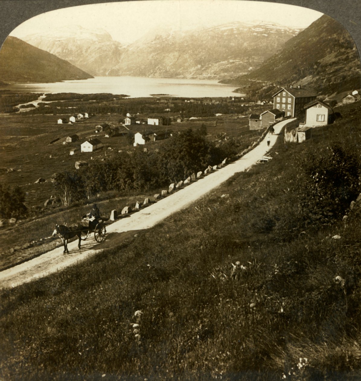 Dağlarla çevrili güzel bir köy ve Roldal gölü, engebeli Batı Norveç
