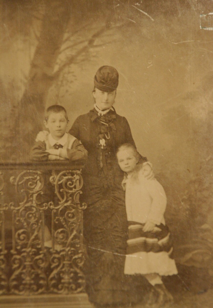 Prenses Ekaterina Mikhailovna Yurievskaya, çocukları Georgy ve Olga ile, 1870
