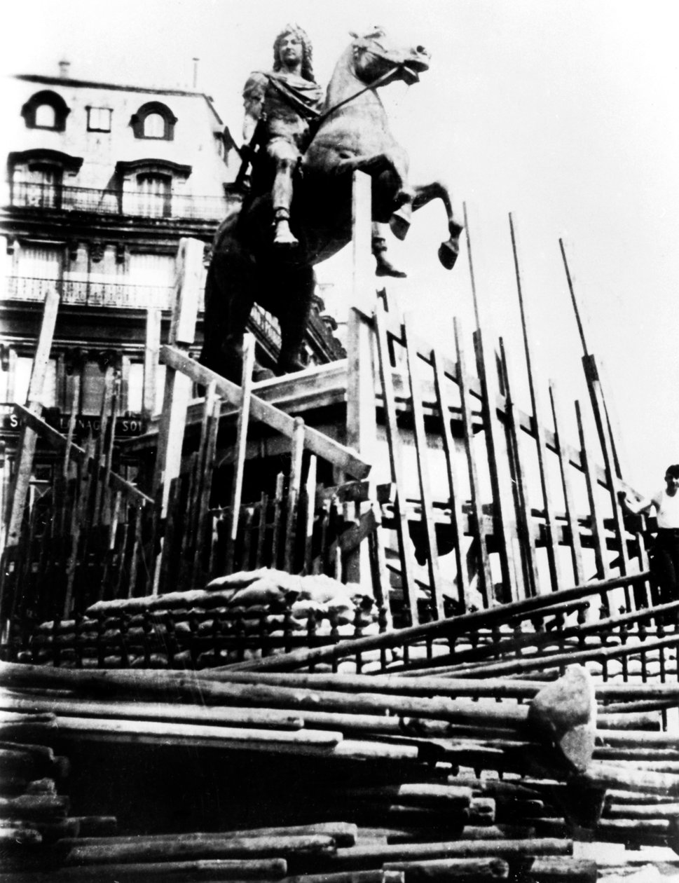 Louis XIV heykeli için koruyucu önlemler, Paris, 1940 by Unbekannt