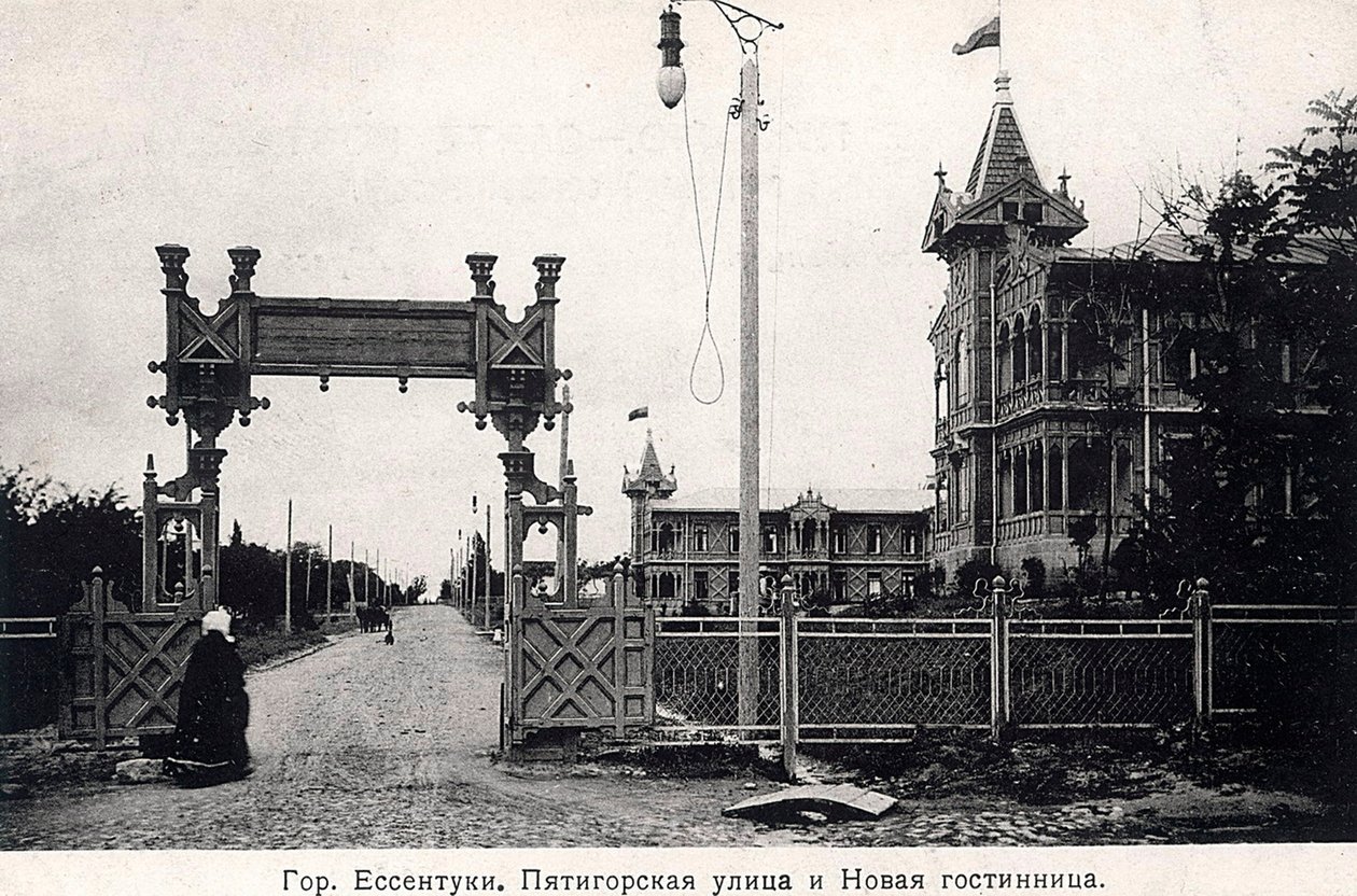 Pyatigorsk Caddesi ve bir otel, Yessentuki, Rusya, 1900'ler. by Unbekannt