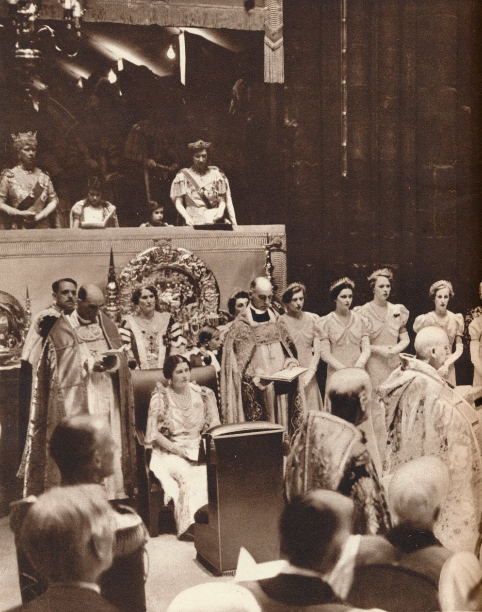 Kraliçe Elizabeth, taç giyme töreninin yapıldığı gün kocasının taç giyme törenini izliyor, 1937 by Unbekannt