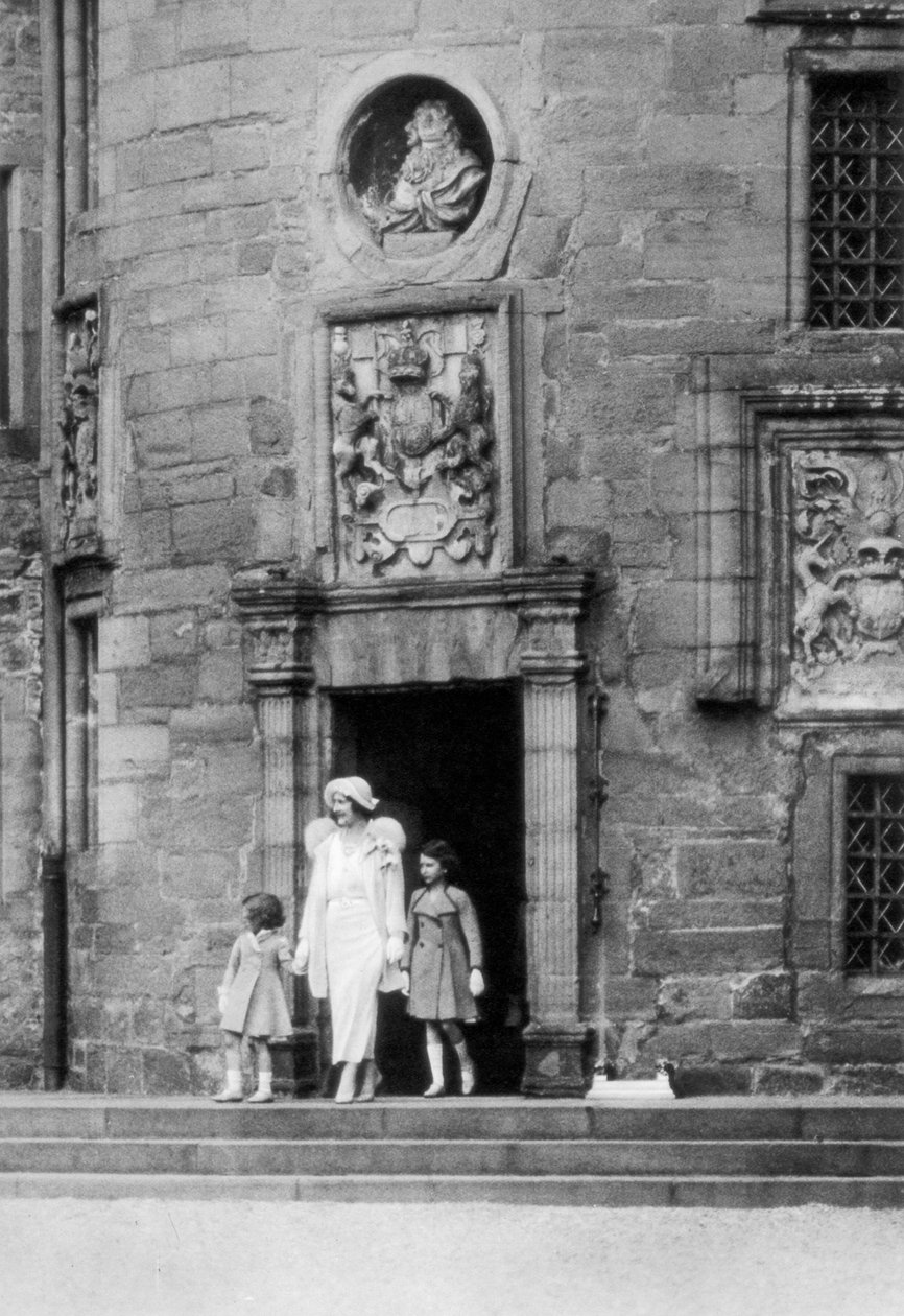 Kraliçe Elizabeth, Prensesler Elizabeth ve Margaret Rose ile birlikte, Glamis Kalesi, İskoçya, 1937 by Unbekannt