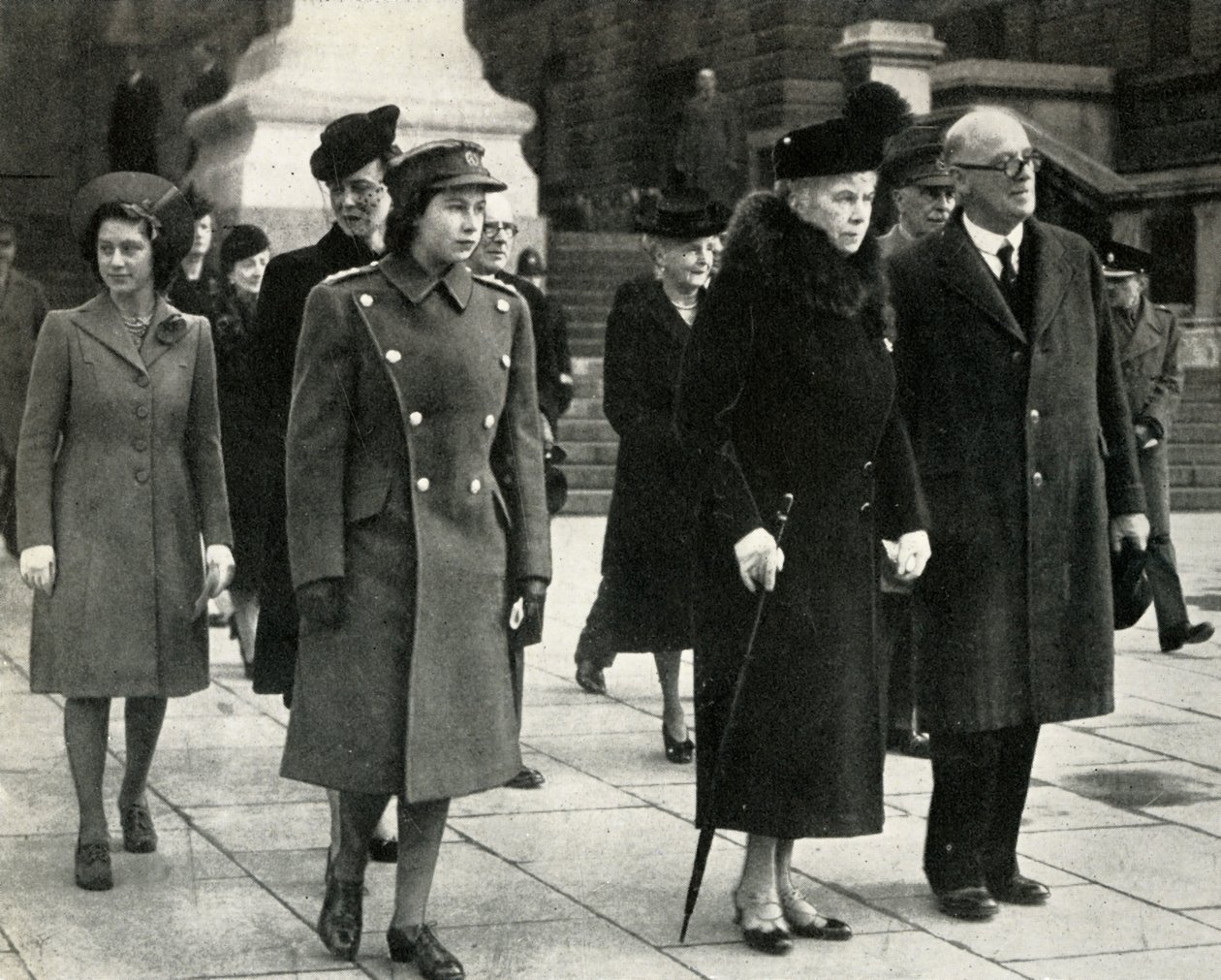 Kraliçe Mary, Prenses Elizabeth, Prenses Margaret..., Ateşkes Günü, 1945, 1951. by Unbekannt