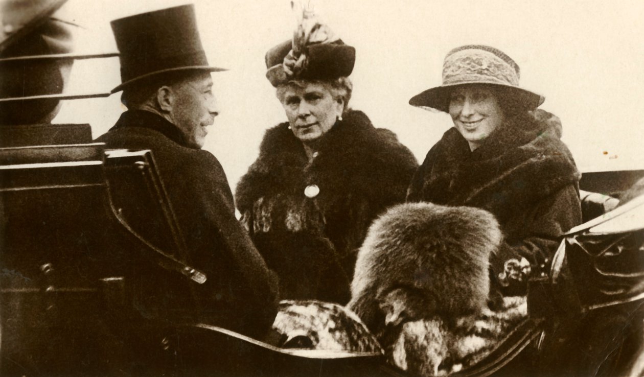 Kraliçe Mary ile Prenses Kraliyet ve Vikont Lascelles, 1923. by Unbekannt