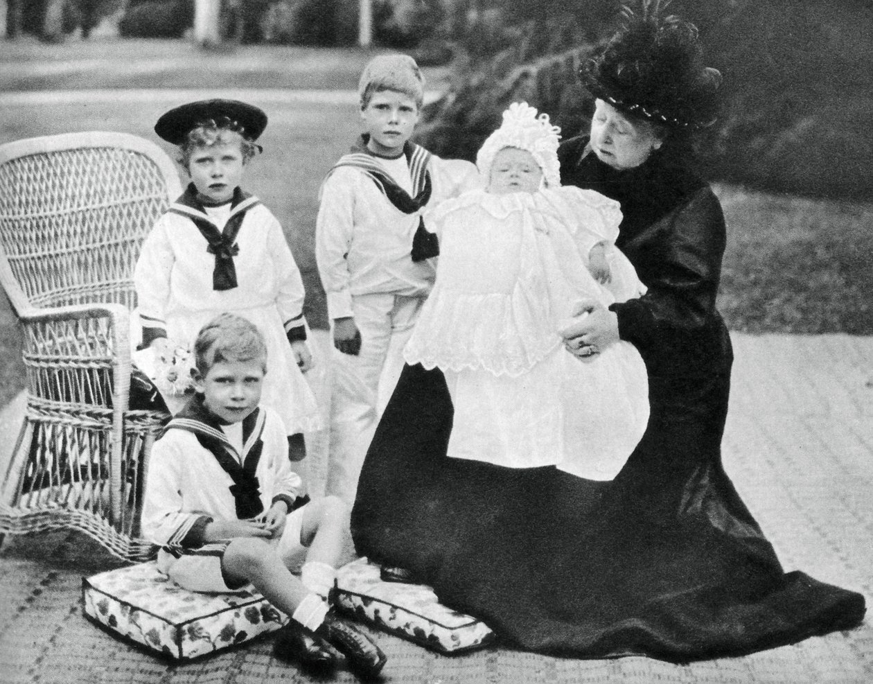 Kraliçe Victoria, torunlarıyla birlikte Osborne House, Wight Adası, 1900 by Unbekannt