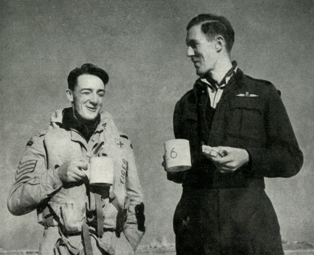 RAF personeli bir fincan çayın tadını çıkarıyor, Malta, II. Dünya Savaşı, 1942 1944. by Unbekannt