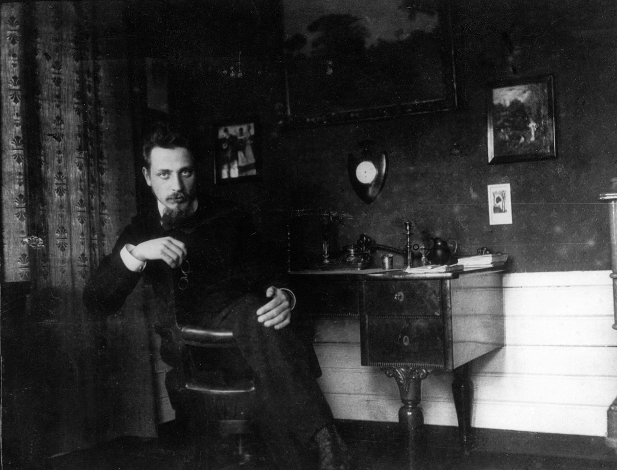 Rainer Maria Rilke, çalışma odasında, c. 1905. by Unbekannt