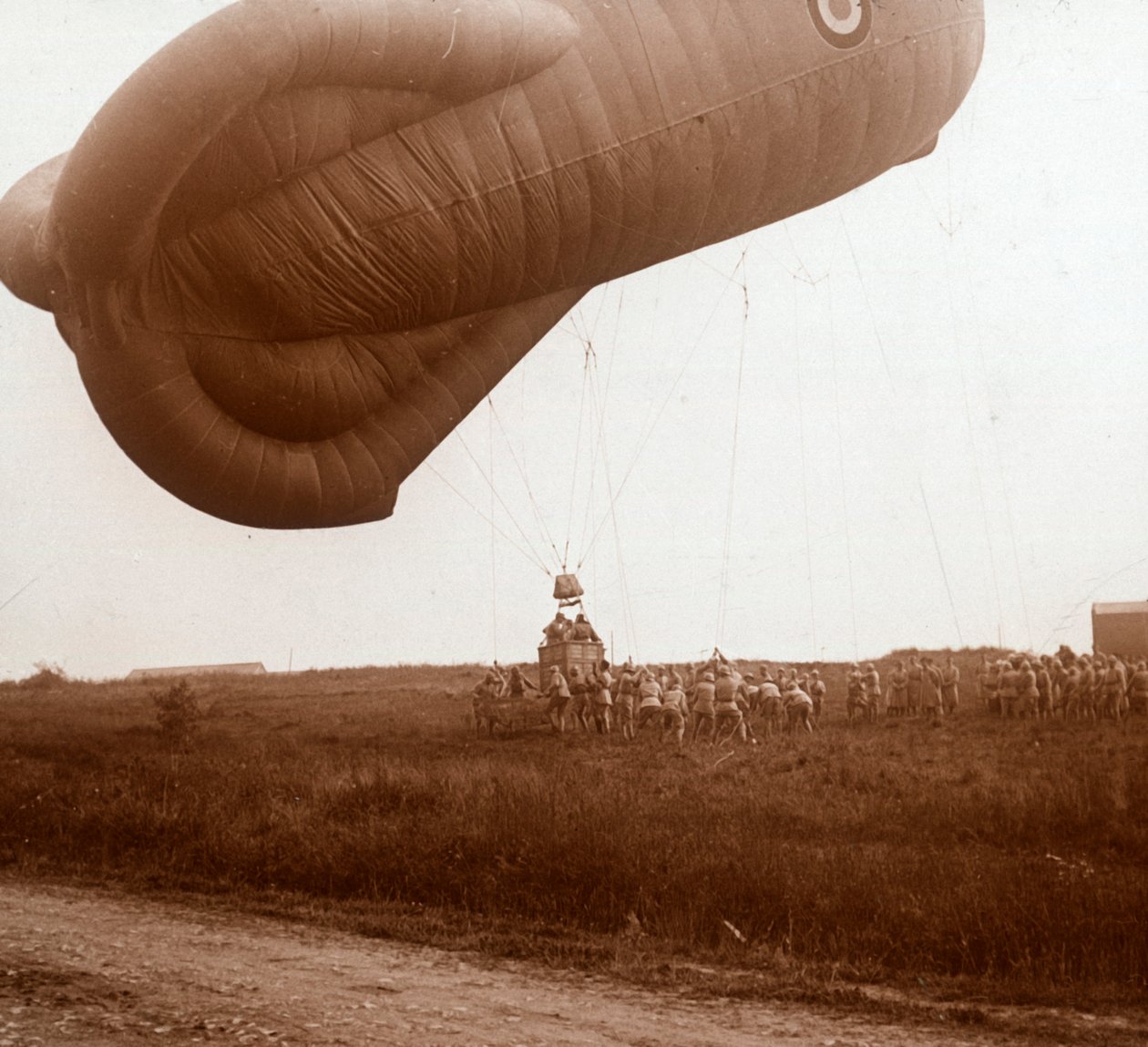 Gözlem için sepetli baraj balonunun yükseltilmesi, c1914-c1918 by Unbekannt