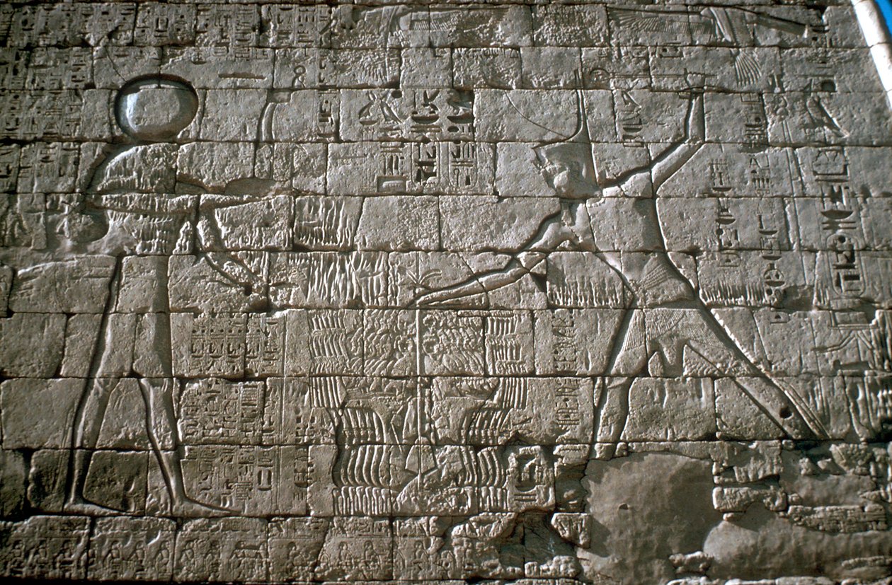 Ramses III, düşmanlarını Amun-Ra, Morg Tapınağı, Medinet Habu, Mısır, MÖ 12. yüzyıla kadar cezalandırıyor by Unbekannt
